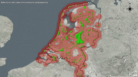 In het groen de Natura 2000-gebieden. De rode gloed is een 'bufferzone' van 10 kilometer om de gebieden heen