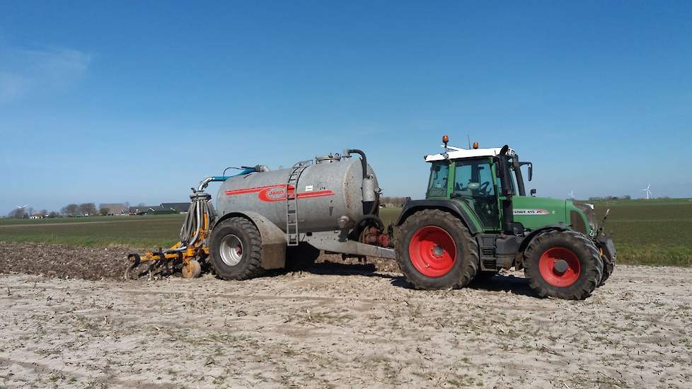 Op 6 april rijdt deze deelnemer uit Hindeloopen (Friesland) rundveedrijfmest op zijn perceel lichte zavelgrond, waar hij het maisras LG 31.205 gaat telen.