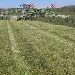 Op 23 april ging het ras in de rug, doordat niet te diep is gemaaid komt er een mooie groene zode onder vandaan die alweer groeit