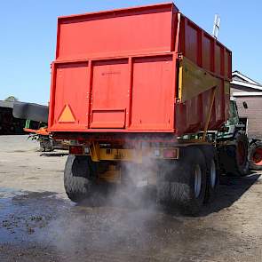 Tijdens de koffiepauze is het jonge neefje van de familie Loman druk bezig met de wagen van binnen schoon te spuiten. Moeder Loman vertelt dat hij vlakbij woont en helemaal gek is van het werk op de boerderij. „Hij is hier nu al zes weken aan het helpen.”