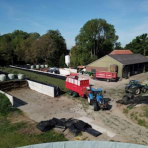 De volgende dag onder een stralende zon ging het gras de kuil in