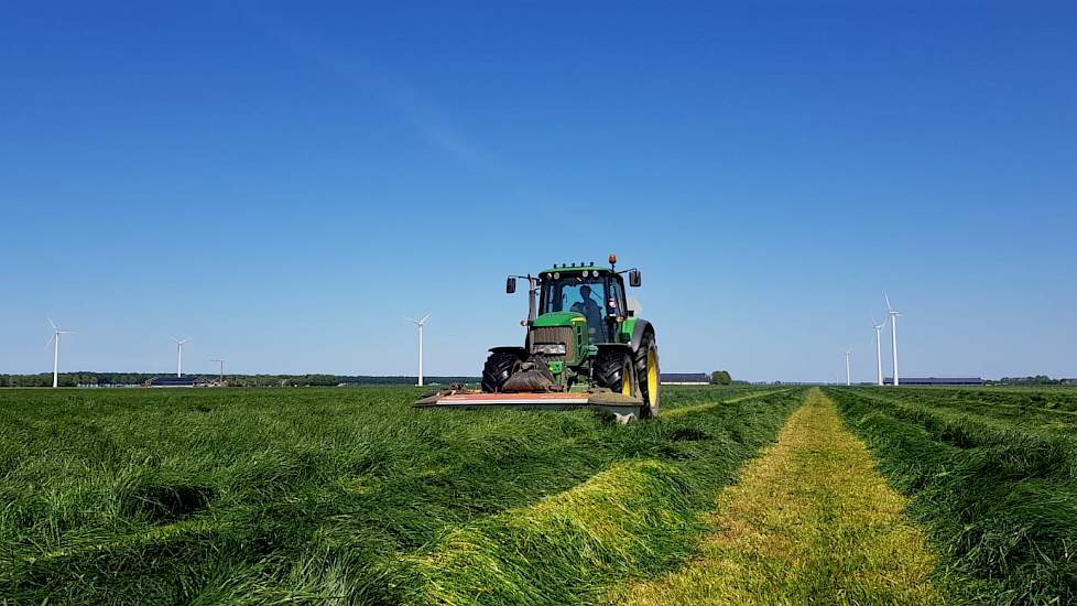 Op 6 mei, HAVERA 4 gras maaien in de Flevopolder.