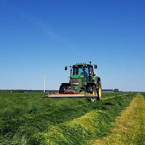Op 6 mei, HAVERA 4 gras maaien in de Flevopolder.