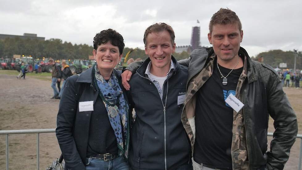 Bart Kemp (midden) tussen de FDF-bestuursleden Sieta van Keimpema (links) en Mark van den Oever (rechts) tijdens de het 1 oktober-protest in Den Haag.