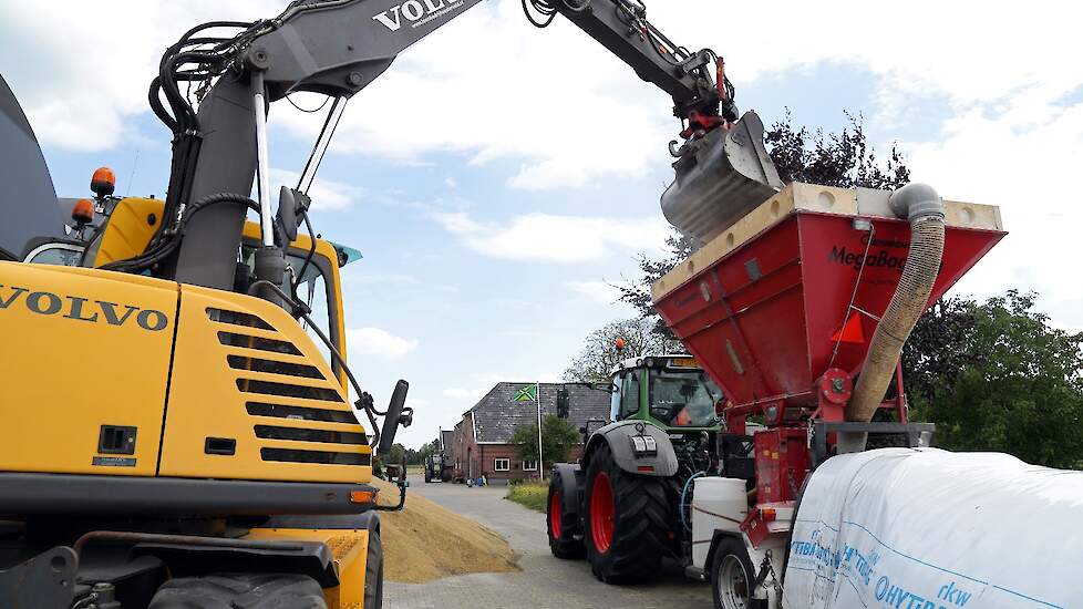 De slurf heeft ruimte voor 2.5 ton groeikrachtvoer per strekkende meter.