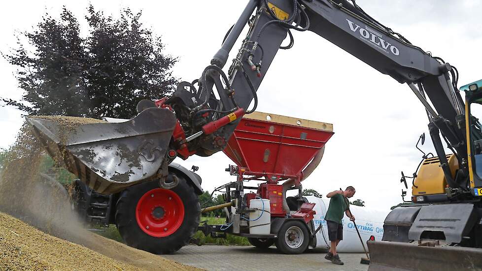 De slurven moeten “vrij “ op een verharde ondergrond liggen om schade door ongedierte te voorkomen.