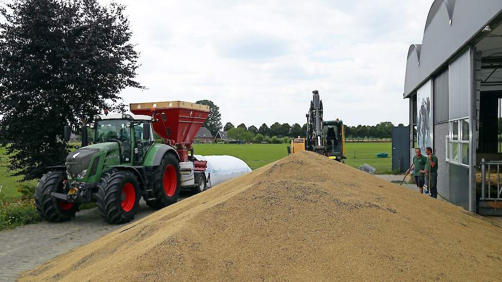 Het koolzaad wordt met een kraan in de mobiele malerij geschept