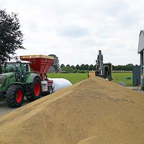 Het koolzaad wordt met een kraan in de mobiele malerij geschept