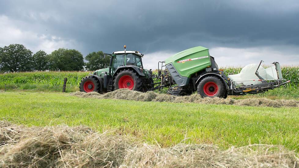 De nieuwe machine produceert ronde balen met een doorsnede van zo'n 130 centimeter en een breedte van 120 centimeter. Persen en wikkelen gaat in één werkgang.