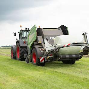 Die enkele as heeft volgens de loonwerker ook een groot voordeel voor het behoud van de grasmat: „Daardoor wringt de machine helemaal niet aan de kopeinden.”