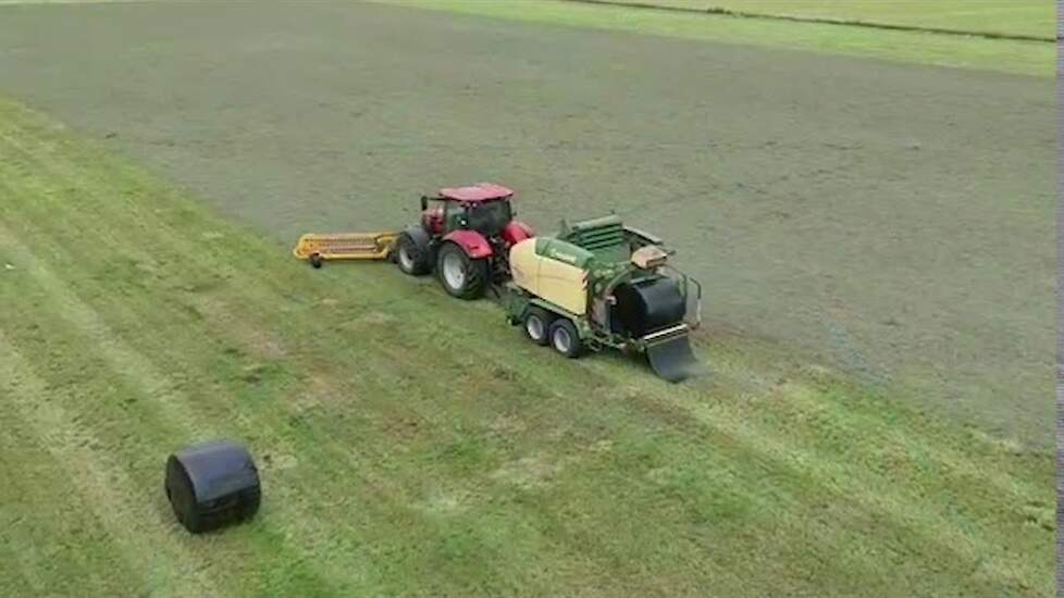 Harken en ronde balen persen in een werkgang