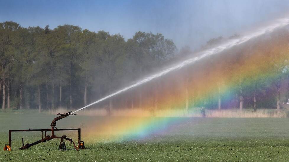 Een Achterhoeks waterkanon zorgt voor een teken van hoop in droge tijden.