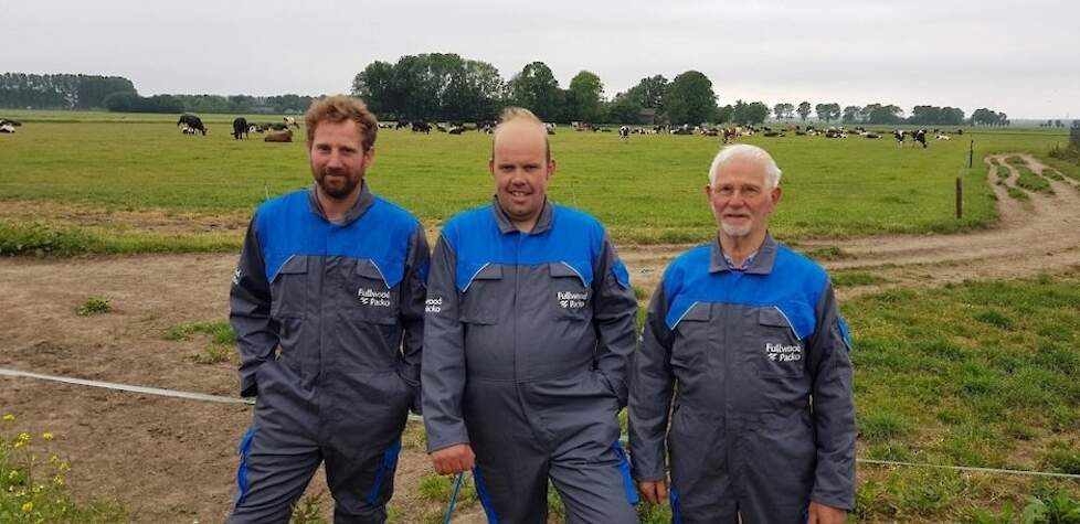 Op de foto poseren Eduard Wullink, medewerker Arno van der Put en Jan Wullink.