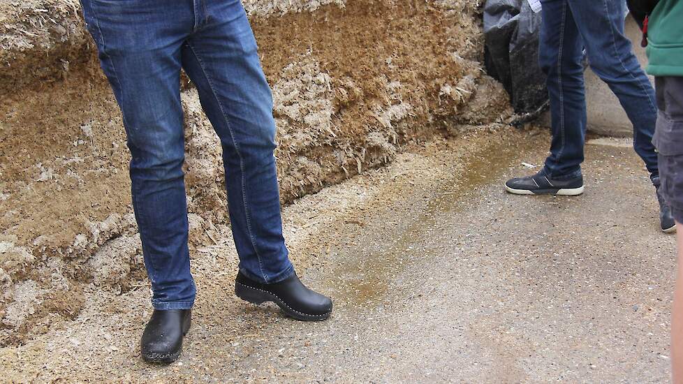 De kuil is zo hard als beton. Het product bevat 54 procent droge stof. Veel meer dan je zou verwachten. Op de foto zijn de perssappen duidelijk zichtbaar.