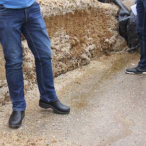 De kuil is zo hard als beton. Het product bevat 54 procent droge stof. Veel meer dan je zou verwachten. Op de foto zijn de perssappen duidelijk zichtbaar.