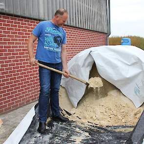 Naast maïskolvenschroot wordt er ook een kilo droge stof aan corn cob mix gevoerd. Dit is afkomstig van een proefveld van KWS, die al een aantal jaren korrelmaïsrassen test op een van de percelen van de melkveehouders.