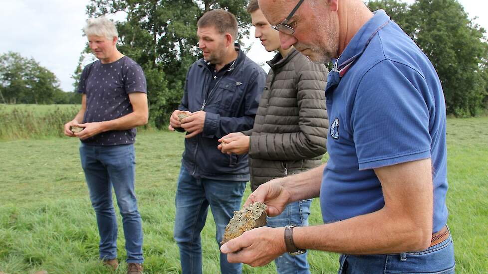 Mts. Boer in Nijega heeft 100 melkkoeien, 55 stuks jongvee en 72 hectare waarvan 13 mais. Op hun grond is een kleine 20 jaar geleden drainage aangelegd. Hij stelt zijn perceel beschikbaar voor deze proeven. De ene helft is gespit, de andere niet. Op zijn