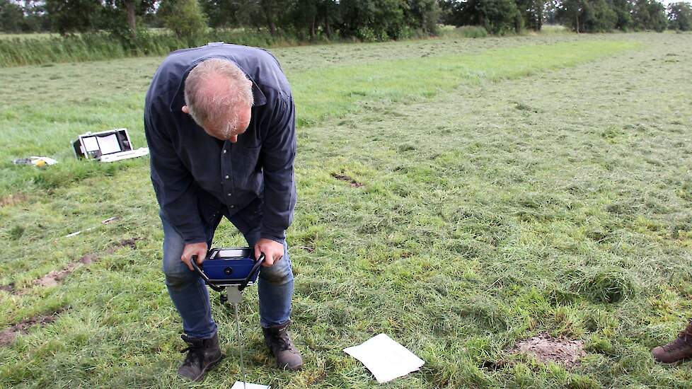 De grootste verdichting vindt aantoonbaar plaats onder de meest bereden sporen. En aangezien de grond rond ligt, naar de greppeltjes toe, is er ook nog sprake van één nog bijzonderder vastere verdichting omdat daar trekker en machine op een nog behoorlijk