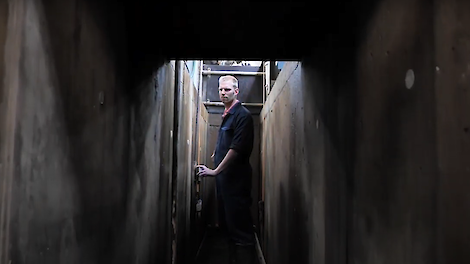 Video: Robotmelken in 'kassa-opstelling' met zelfontwikkelde, beweegbare vloer - Melkvee