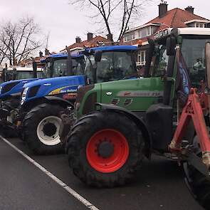 Er staan naar schatting 250 trekkers aan de Benoordenhoutseweg, de aangewezen parkeergelegenheid voor de boeren.