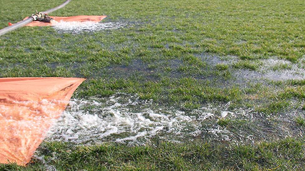 Het grondwaterpeil zit nu op anderhalve meter ongeveer, in plaats van, 'net als vroeger' op 40 centimeter, weet een van de deelnemers.