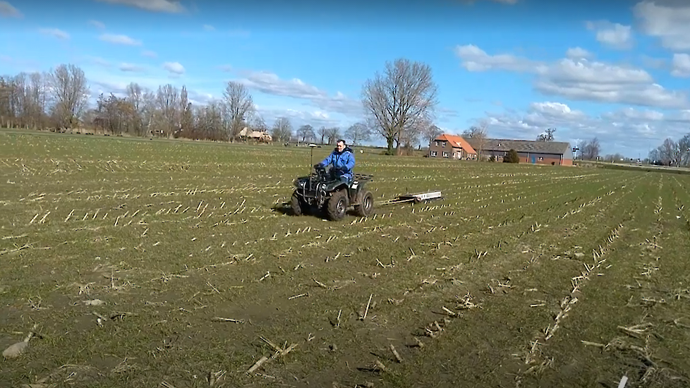 De allereerste ‘bewerking’ is het scannen van de bodem met een EMi scanner. Maurice Zandvliet van het gelijknamige loonbedrijf in Tjalleberd voert de bodemscan bij Ten Hove uit in opdracht van Soil Services.