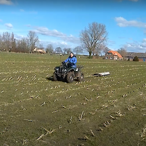 De allereerste ‘bewerking’ is het scannen van de bodem met een EMi scanner. Maurice Zandvliet van het gelijknamige loonbedrijf in Tjalleberd voert de bodemscan bij Ten Hove uit in opdracht van Soil Services.