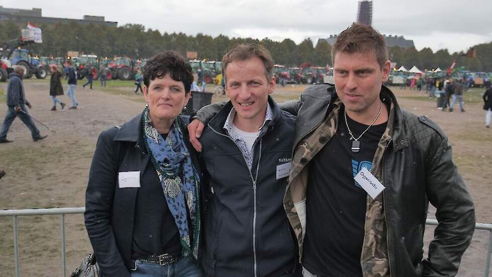 Vlnr Sieta van Keimpema (FDF/DDB), Bart Kemp (Agractie) en Mark van den Oever (FDF), tijdens een demonstratie tegen het stikstofbeleid.