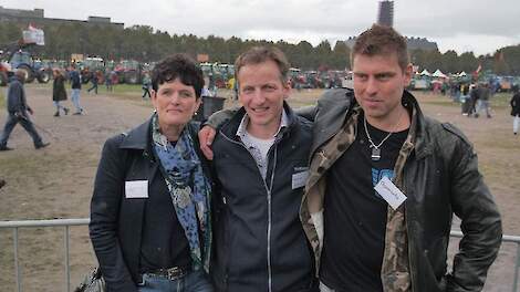 Vlnr Sieta van Keimpema (FDF/DDB), Bart Kemp (Agractie) en Mark van den Oever (FDF), tijdens een demonstratie tegen het stikstofbeleid.