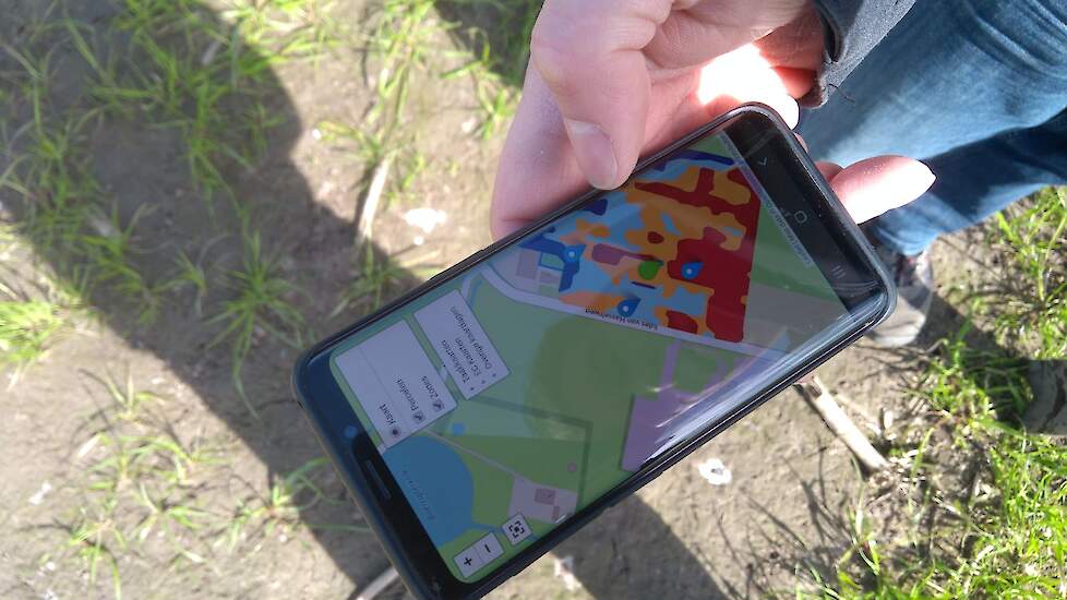 De bodemscan is ook via de telefoon te volgen met GPS. Zo kunnen opvallende plekken in het perceel direct vergeleken worden met de uitslag van de bodemscan. Het groene puntje geeft de locatie aan. De blauwe punten zijn de locaties waar de bodemmonsters zi