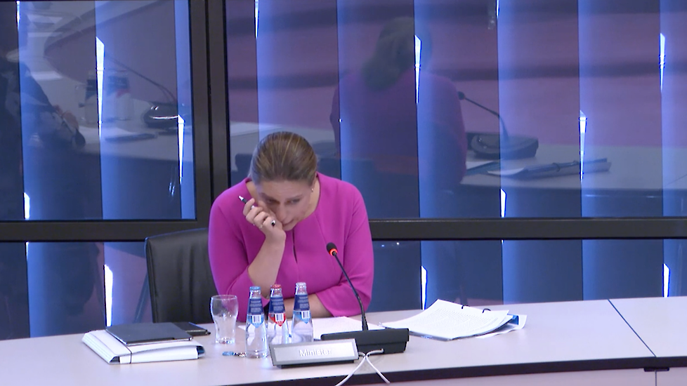 Minister Schouten kreeg het even te kwaad toen ze uitlegde wat ze allemaal had geprobeerd om knelgevallen te helpen.