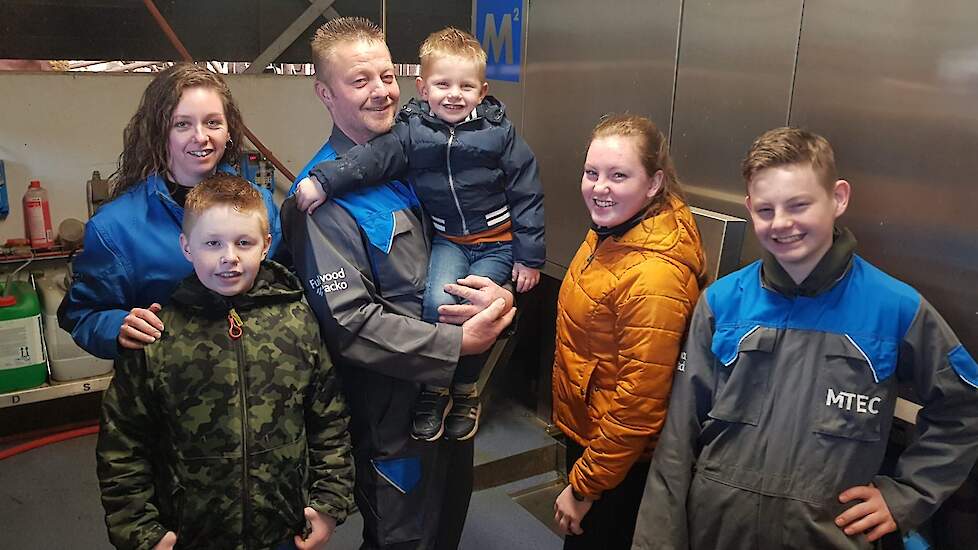 Met een flinke portie wilskracht en doorzettingsvermogen beet Gerjan Kruidhof van melkveebedrijf Kruidhof in Staphorst (Ov) zich vast in zijn jongensdroom. In 2003 werd hij fulltime melkveehouder en investeerde in twee M2erlin-melkrobots van Fullwood Pack