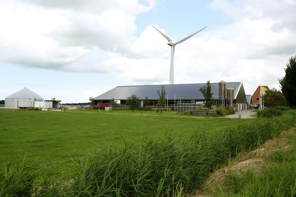 Een eigen windmolen op het erf van het melkveebedrijf.