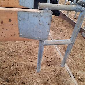 De grenen houten plank kan horizontaal draaien waardoor de koe voldoende ruimte krijgt om op te staan.