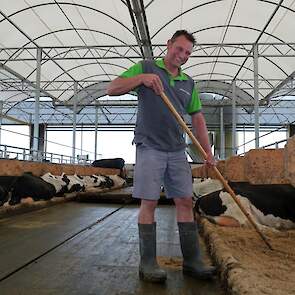 Werner Melissen (op de foto) heeft met zijn vrouw Marian een melkveebedrijf in Hoogland met zo’n 90 melkkoeien. Sinds 20 april staan de koeien in de nieuwe serrestal.