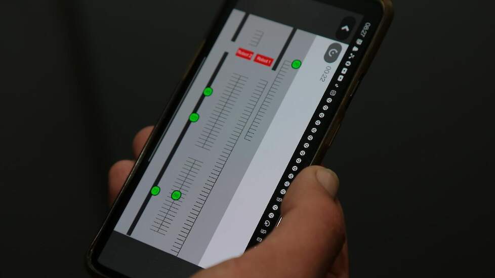 Op zijn telefoon kan Arie precies zien waar de koe is die hij nodig heeft.