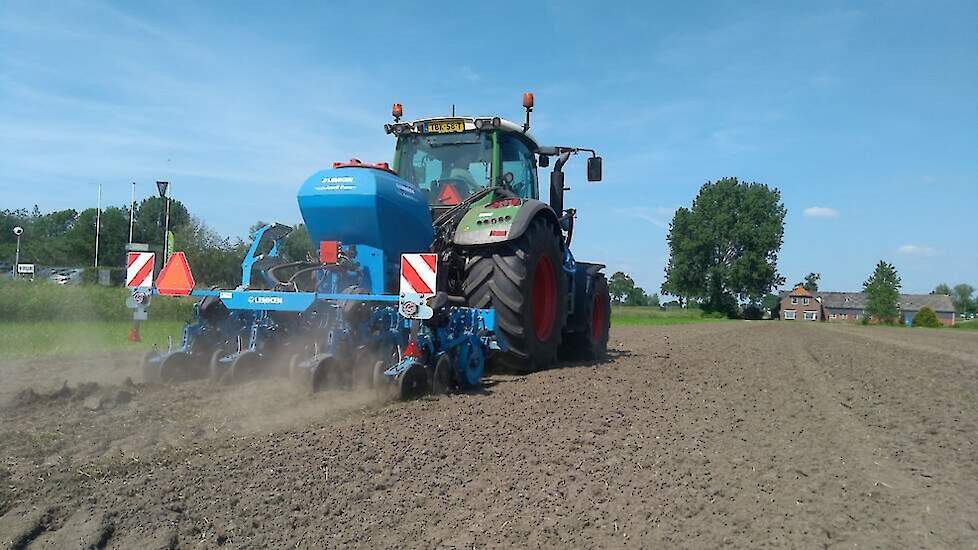 De DeltaRow zaaimachine van loonbedrijf Maurice Zandvliet dit voorjaar in actie op het Topmaisperceel in Kamperveen.