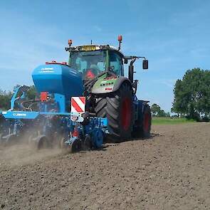 De DeltaRow zaaimachine van loonbedrijf Maurice Zandvliet dit voorjaar in actie op het Topmaisperceel in Kamperveen.