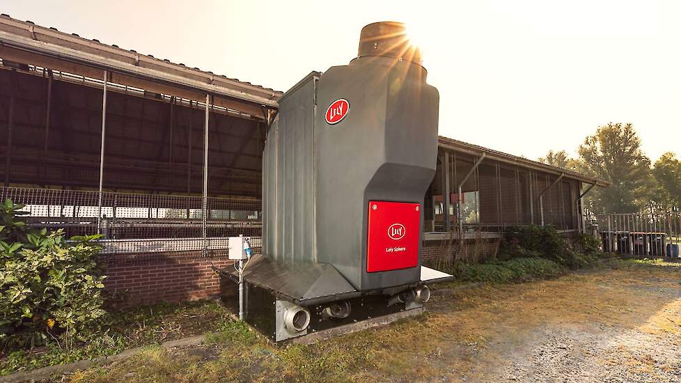 De Lely N-Capture luchtwasser vormt samen met de mestrobot (Collector) en de doorlaatbare afdichtingen van de roosterspleten het Sphere-systeem.