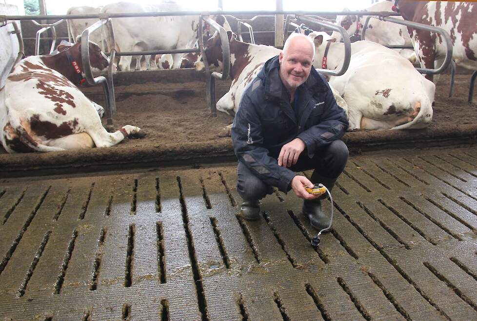 Ammoniakspecialist Gerrit Stobbelaar deed metingen bij verschillende soorten vloeren. Hij concludeert dat het effect van emissiearme vloeren op de ammoniakemissie schromelijk wordt overschat. „Het rantsoen en de wijze van voeren zijn veel bepalender voor