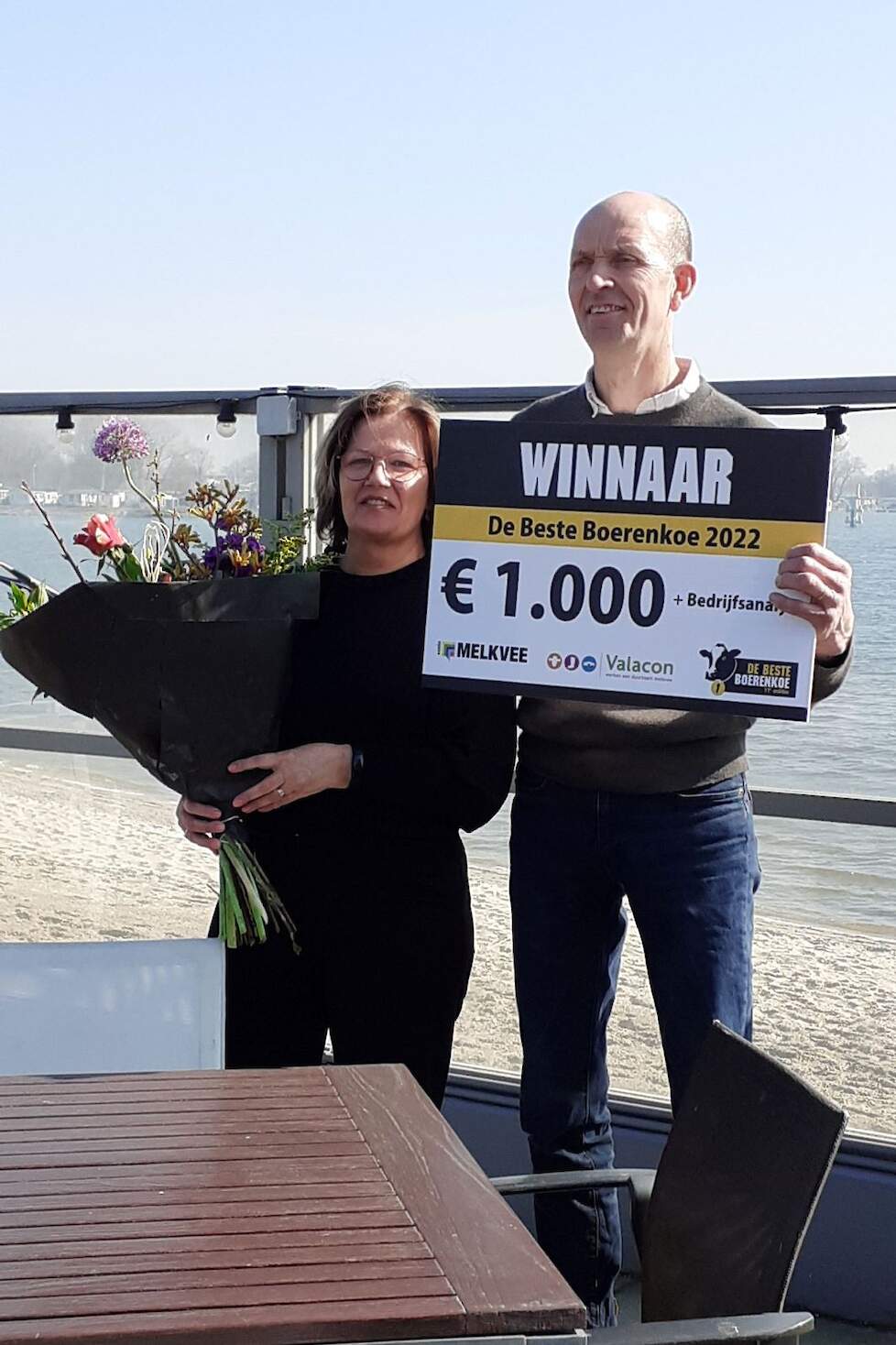 Jan en Lilan Martens met hun gewonnen prijs.