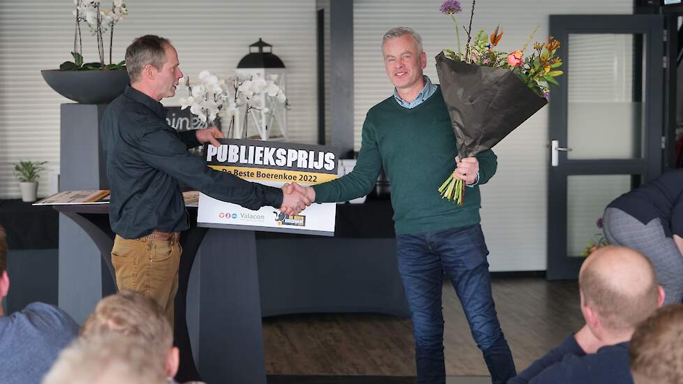 Ton Lansbergen feliciteert Jan de Man met de publieksprijs voor Venus 36.