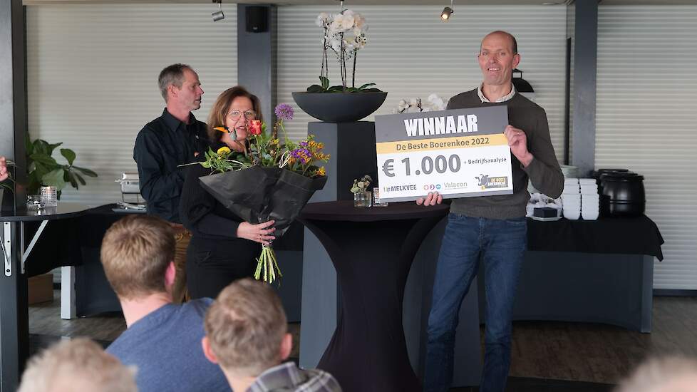 Ton Lansbergen heeft de prijs voor de Beste Boerenkoe 2022, Truus 68 overhandigd aan Lilian en Jan Martens.