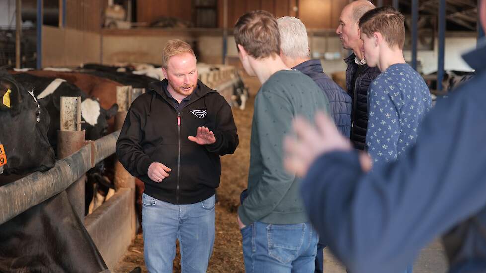 Rick Visch in gesprek met enkele veehouders.