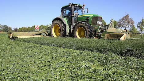 Maaien bij vier ton in plaats van drie ton droge stof levert over het hele jaar bezien 700 kilo droge stof extra aan gras op, maar kost 25 gram ruw eiwit per kilo droge stof.