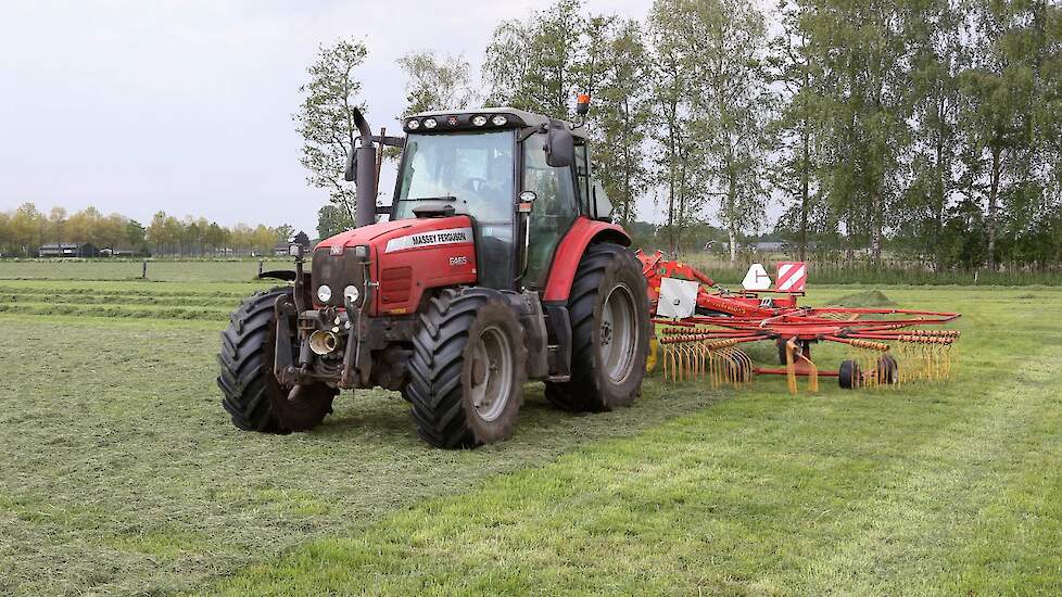 Vader Nicky van Schaijk, zoon Theon van Schaijk en opa Albert zijn net gestart met inkuilen. Nu de mannen druk zijn in het gras neemt mevrouw van Schaijk het vee op het bedrijf voor haar rekening.