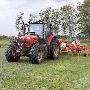 Vader Nicky van Schaijk, zoon Theon van Schaijk en opa Albert zijn net gestart met inkuilen. Nu de mannen druk zijn in het gras neemt mevrouw van Schaijk het vee op het bedrijf voor haar rekening.