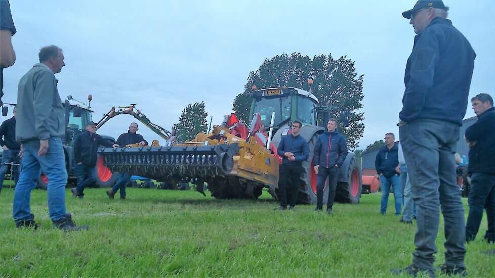 Voorop de trekker zit klepelmaaier die het vanggewas kapot maakt. Daarna trekt een woelpoot de grond 35 tot 40 centimeter los. Volgens de loonwerker is dit maatwerk per perceel. "We gaan eerst met een prikstok door het land om te bepalen hoe diep storende