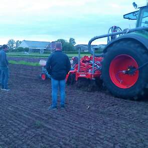 De aanwezige boeren, loonwerkers en andere belangstellende moeten even wennen aan de ruggen. Het is een niet alledaags gezicht.