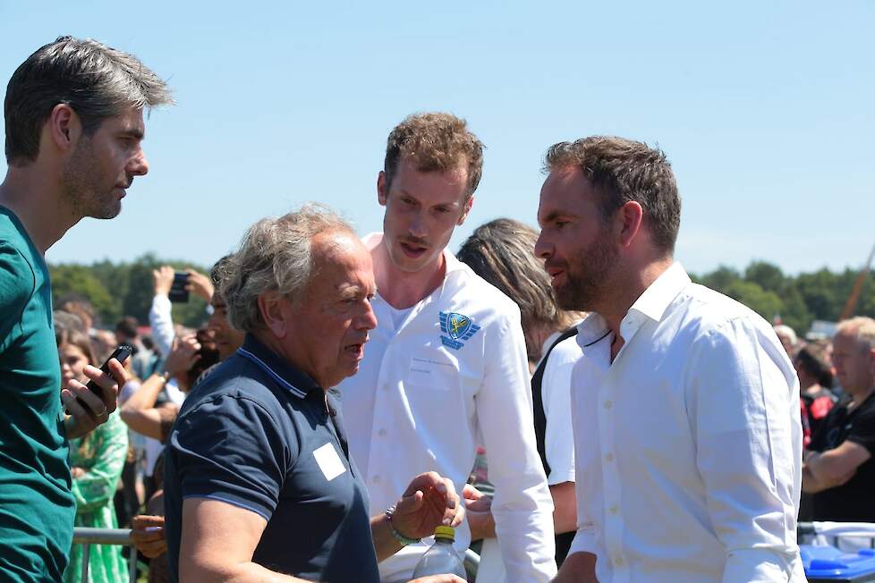 Derk Boswijk in gesprek met oud partijgenoot en huidig voorzitter van NMV Henk Bleker.